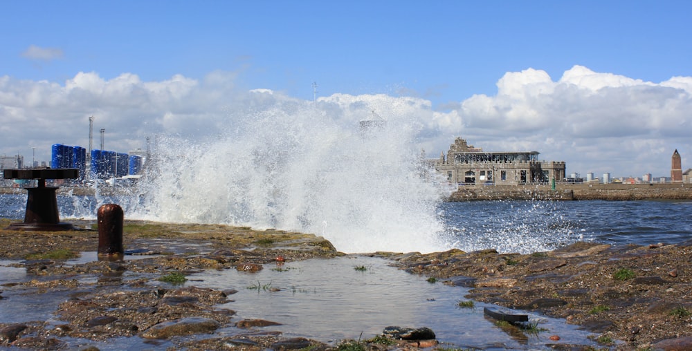 specchio d'acqua durante il giorno