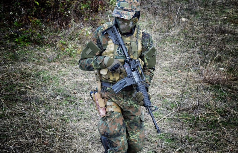 soldado sosteniendo rifle