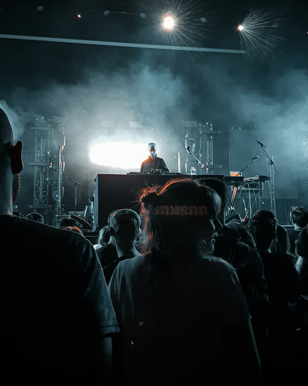 DJ actuando en el escenario frente a la gente