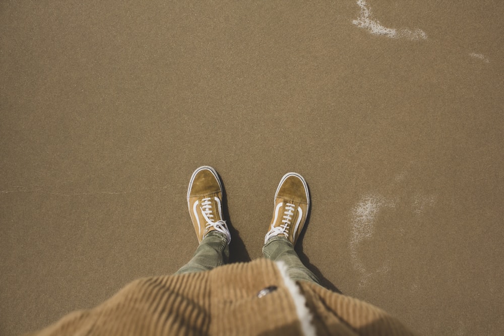vand blomsten Overskæg Analytiker person wearing brown Vans Old Skool skate shoes photo – Free Sand Image on  Unsplash