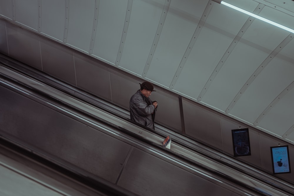 Hombre en escalera mecánica