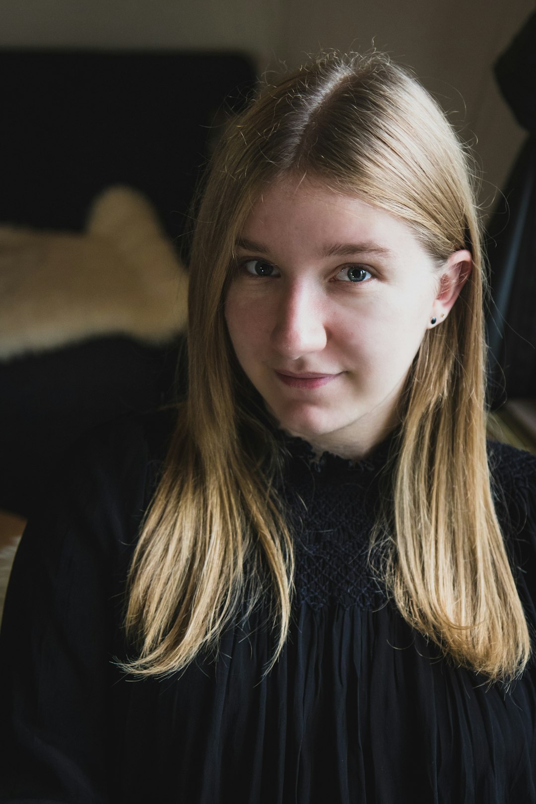 woman wearing black shirt