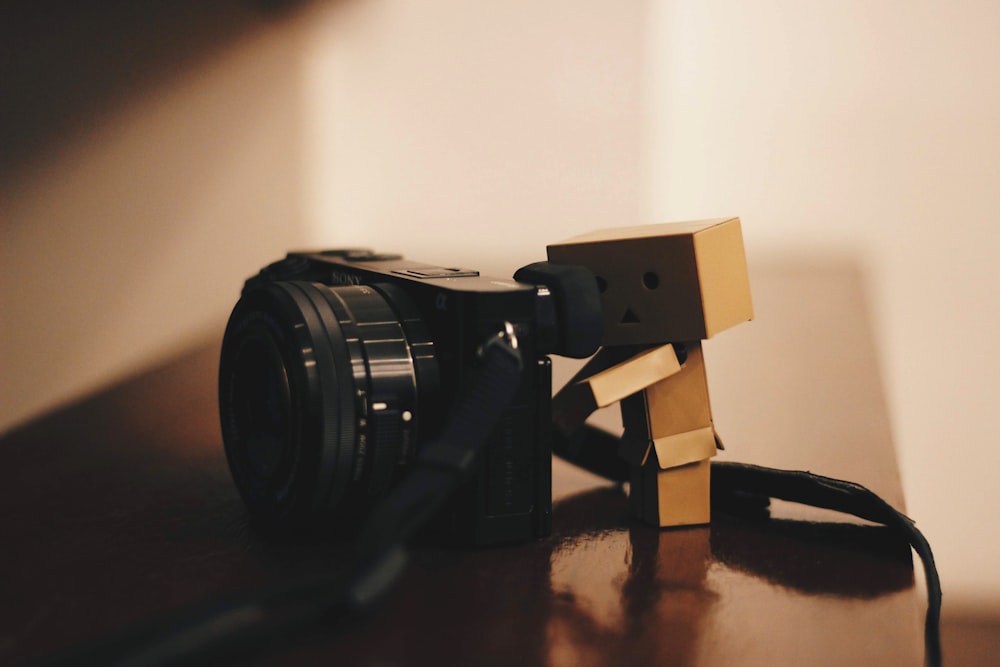 humanoide Kiste mit schwarzer Kamera
