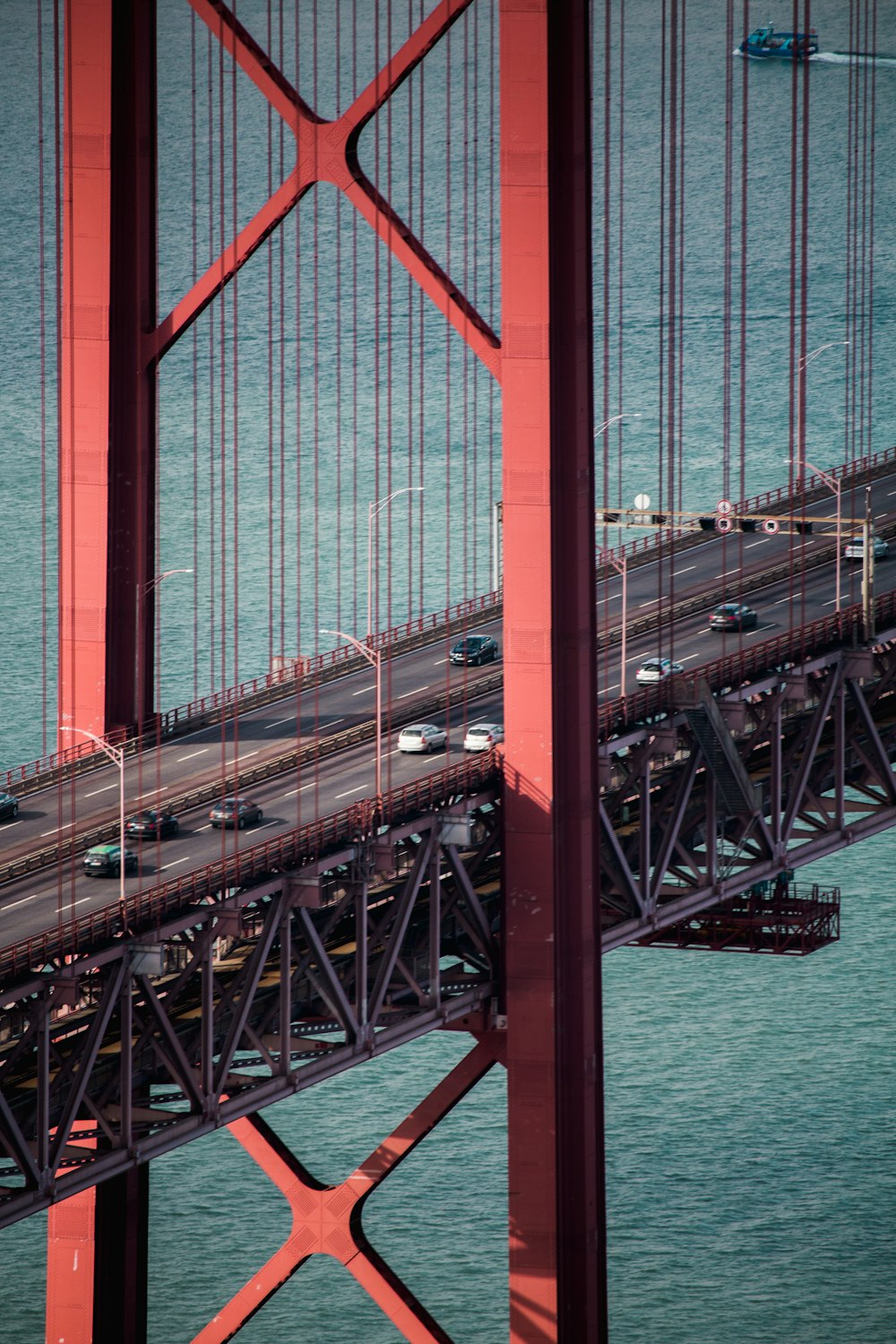 Véhicules en marche sur le pont