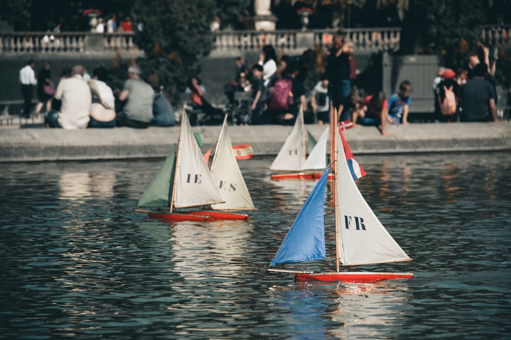 Rote Mini-Segelboote auf dem Fluss