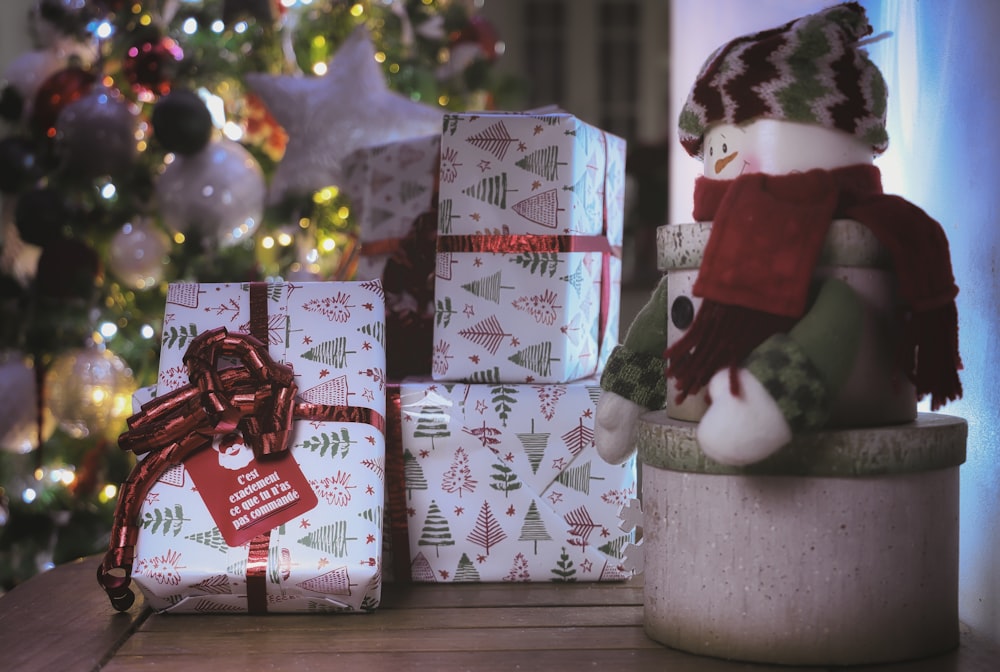Un sapin de Noël avec des cadeaux et un bonhomme de neige