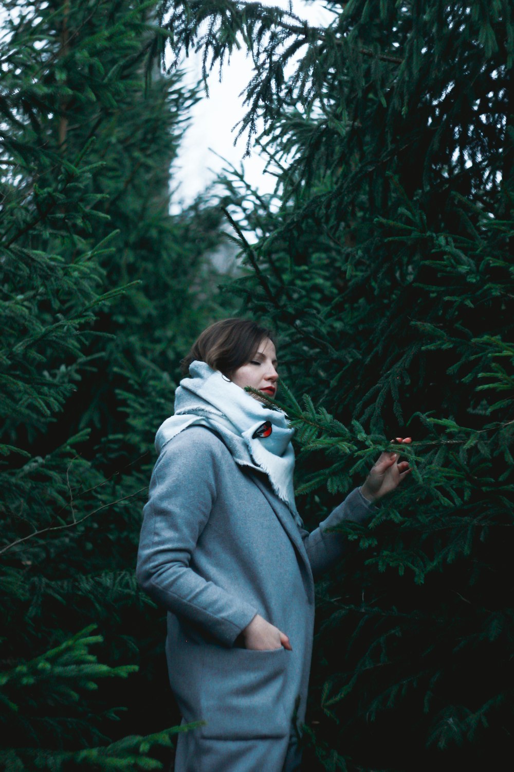 femme en pull gris debout à l’extérieur