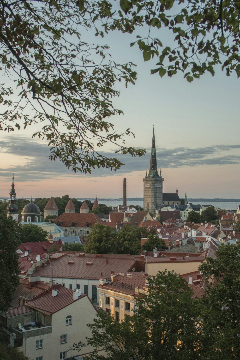 Ein Blick auf eine Stadt mit einem Glockenturm in der Ferne