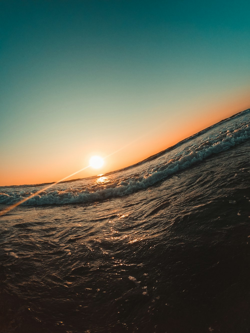 Eine Person, die auf einem Surfbrett auf einer Welle im Meer fährt