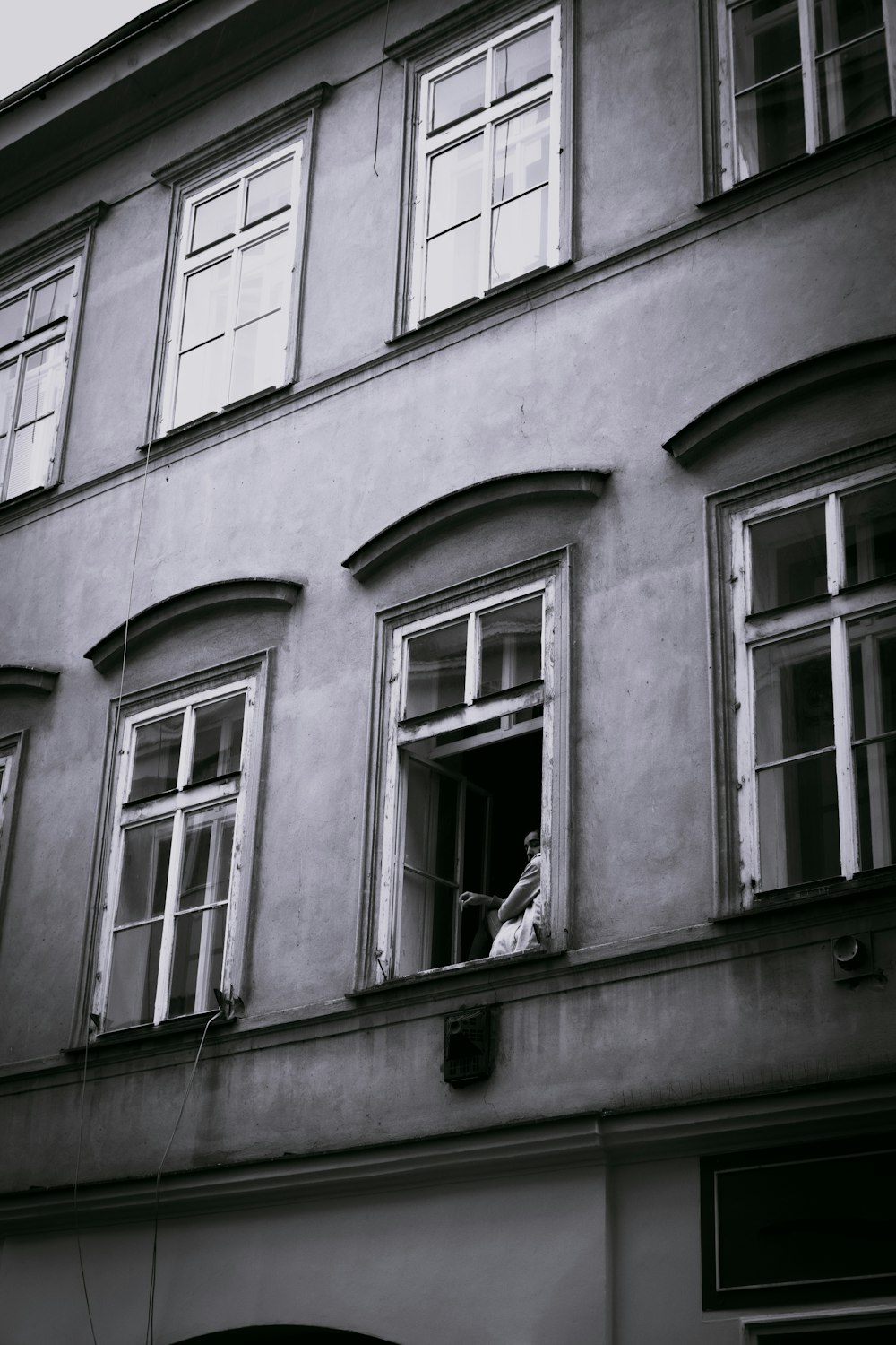 donna sulla finestra