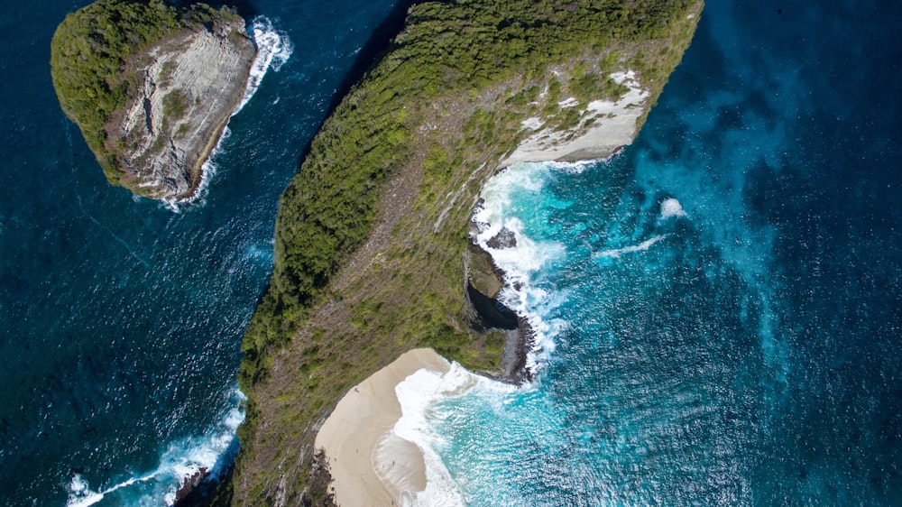 foto aérea da ilha no mar