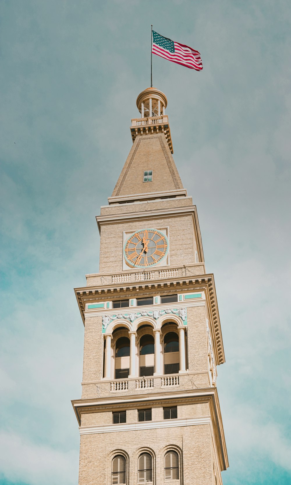 Torre dell'orologio beige e bianca