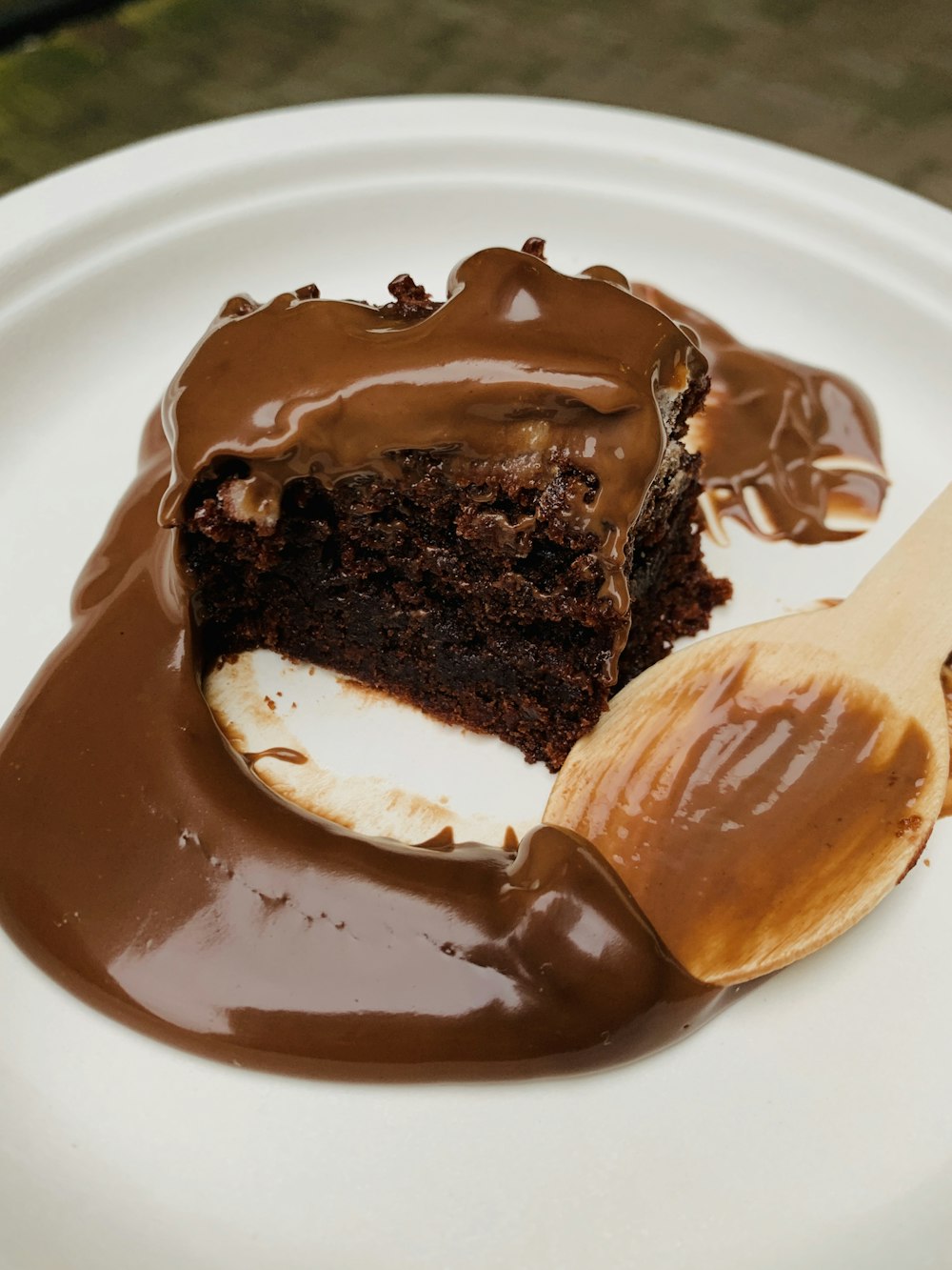 Pastel de chocolate húmedo en plato blanco redondo