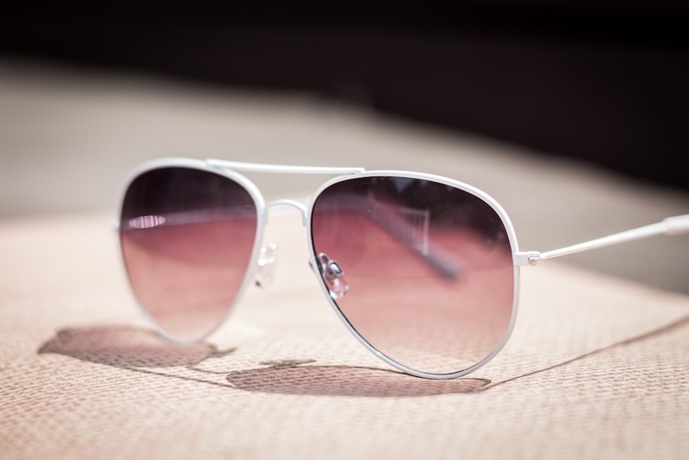 photographie de mise au point sélective de lunettes de soleil aviateur à cadre gris