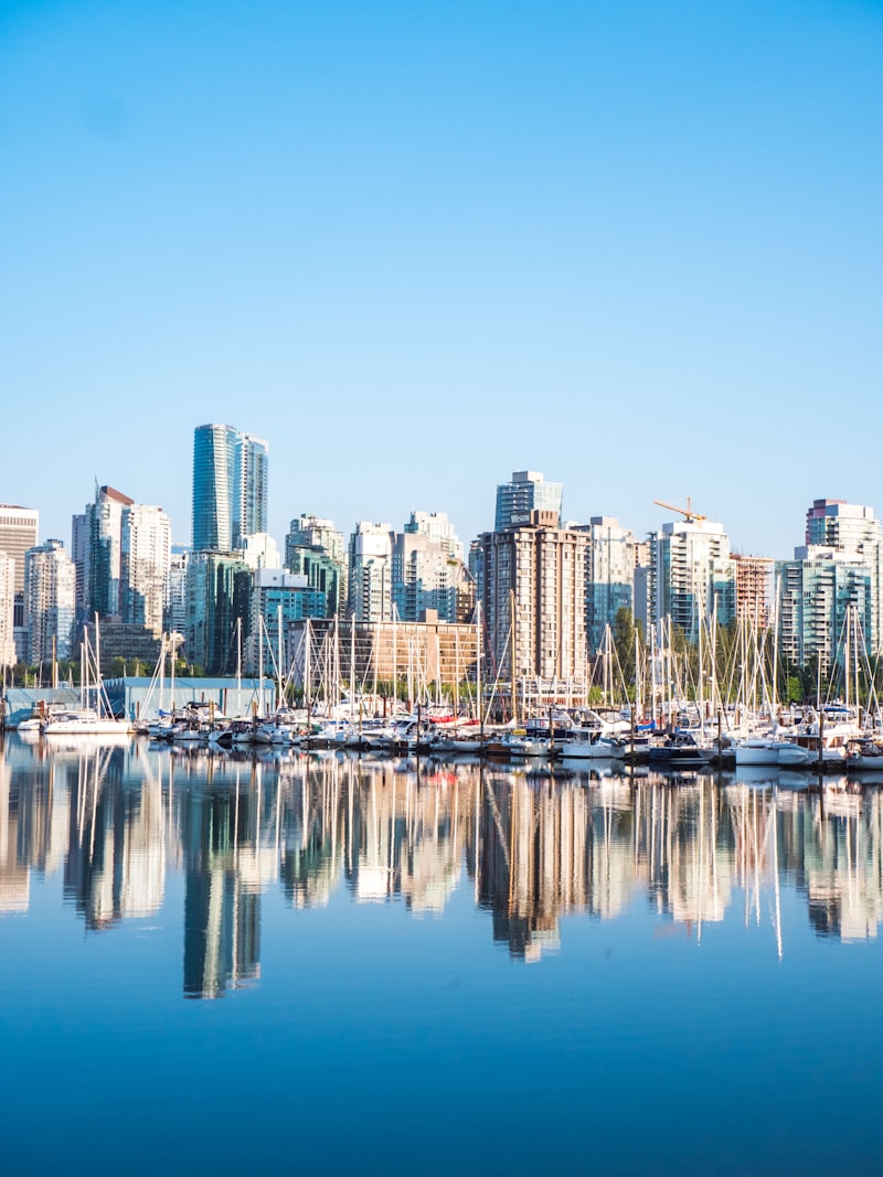 Paysage urbain de Vancouver avec gratte-ciels et montagnes au crépuscule