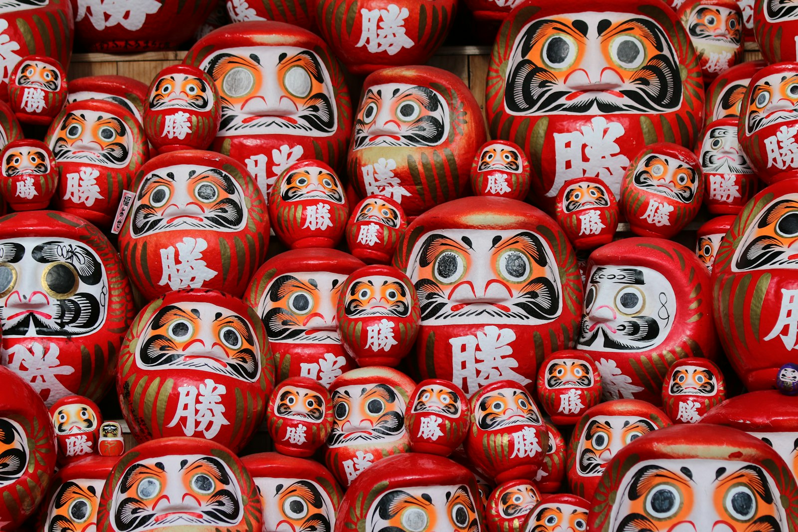 Canon EOS 70D + Canon EF 70-200mm F4L IS USM sample photo. Red-and-white daruma dolls photography