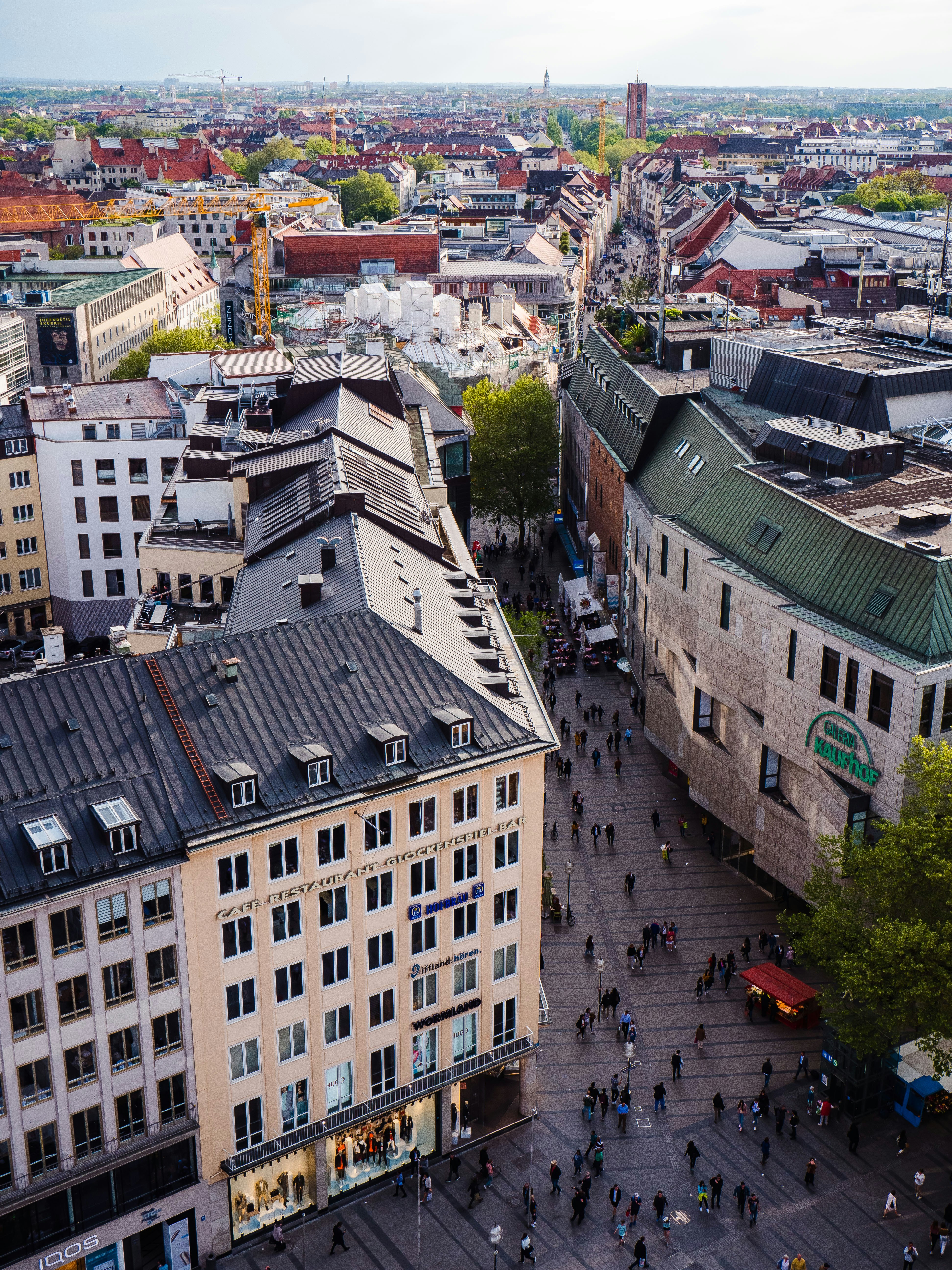 Marienplatz with Glockenspiel in action