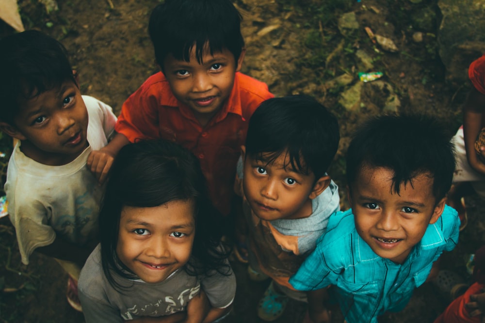 Niños en suelo marrón