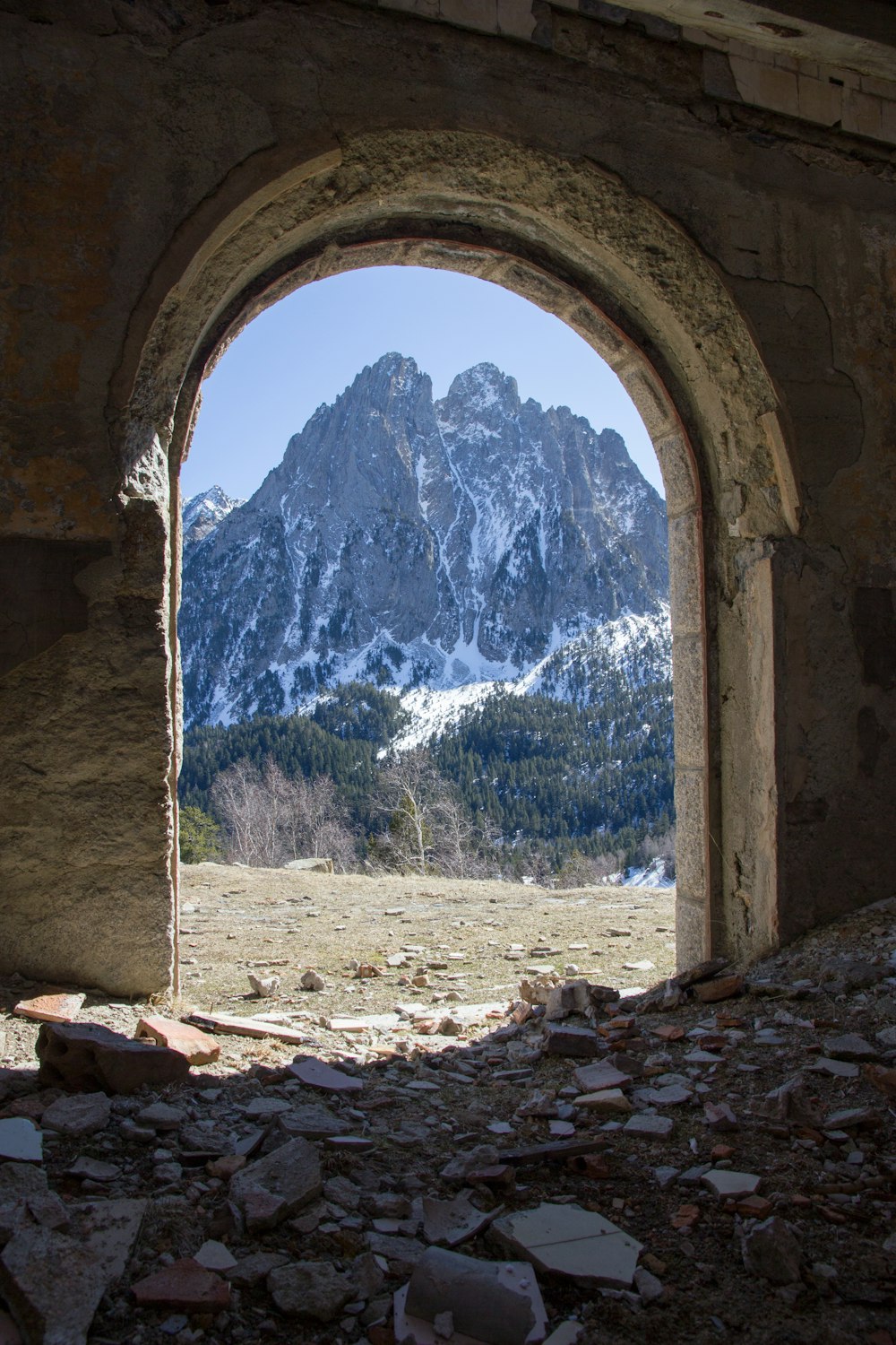 Bâtiment en béton brun