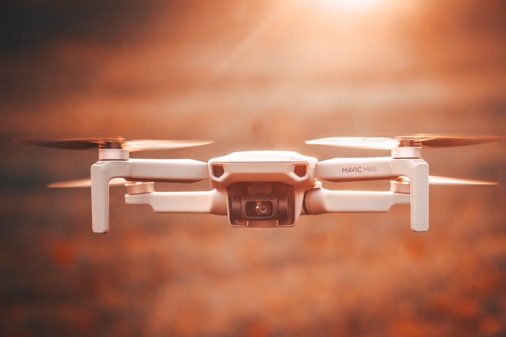 drone blanc volant