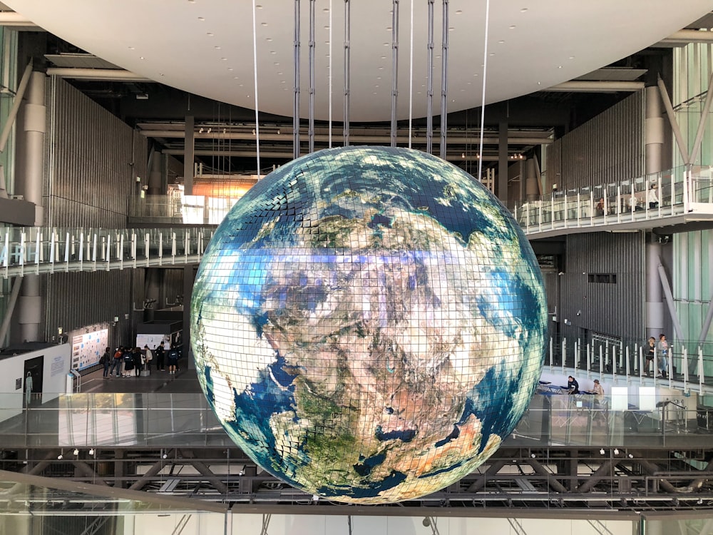 Globo terráqueo gigante dentro del edificio