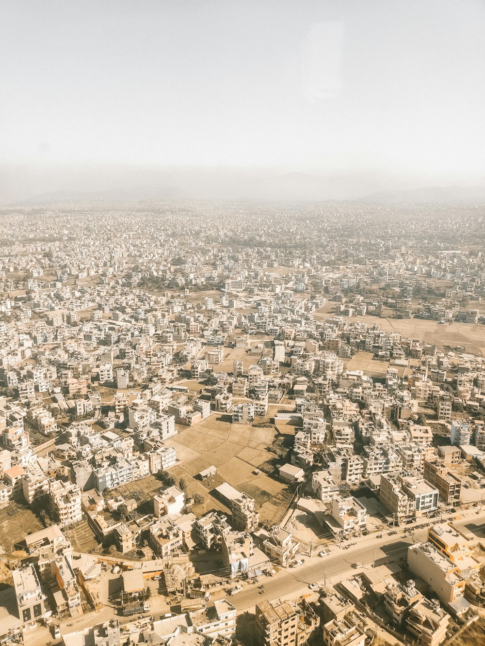 uma vista aérea de uma cidade com muitos edifícios