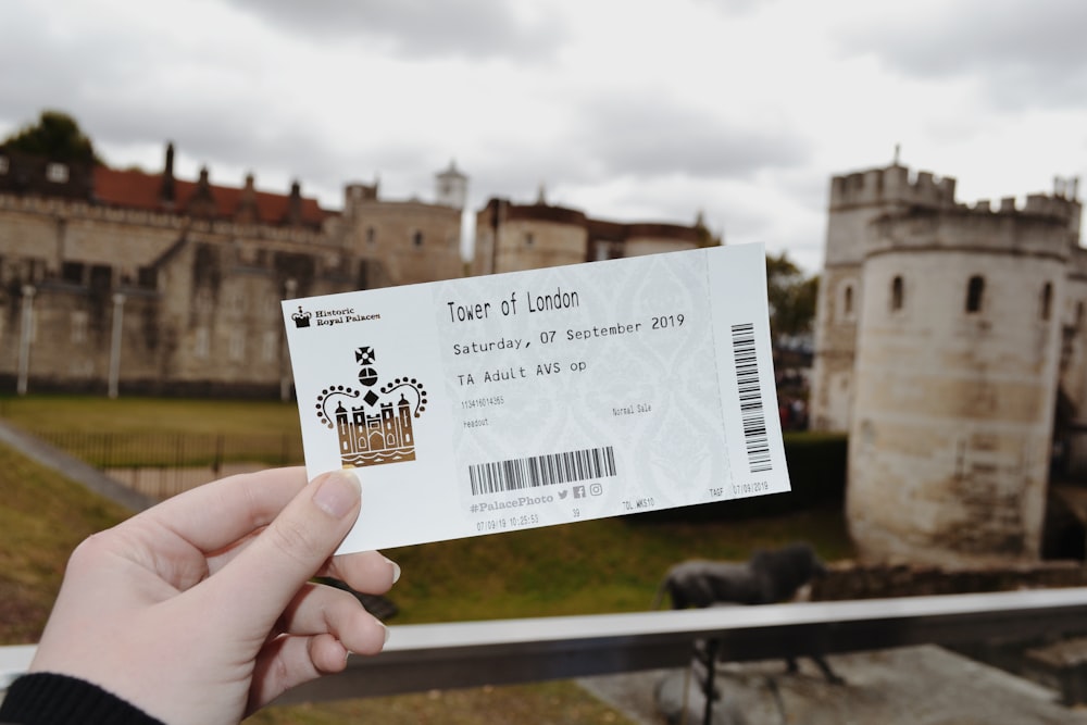 런던 타워 티켓의 얕은 초점 사진