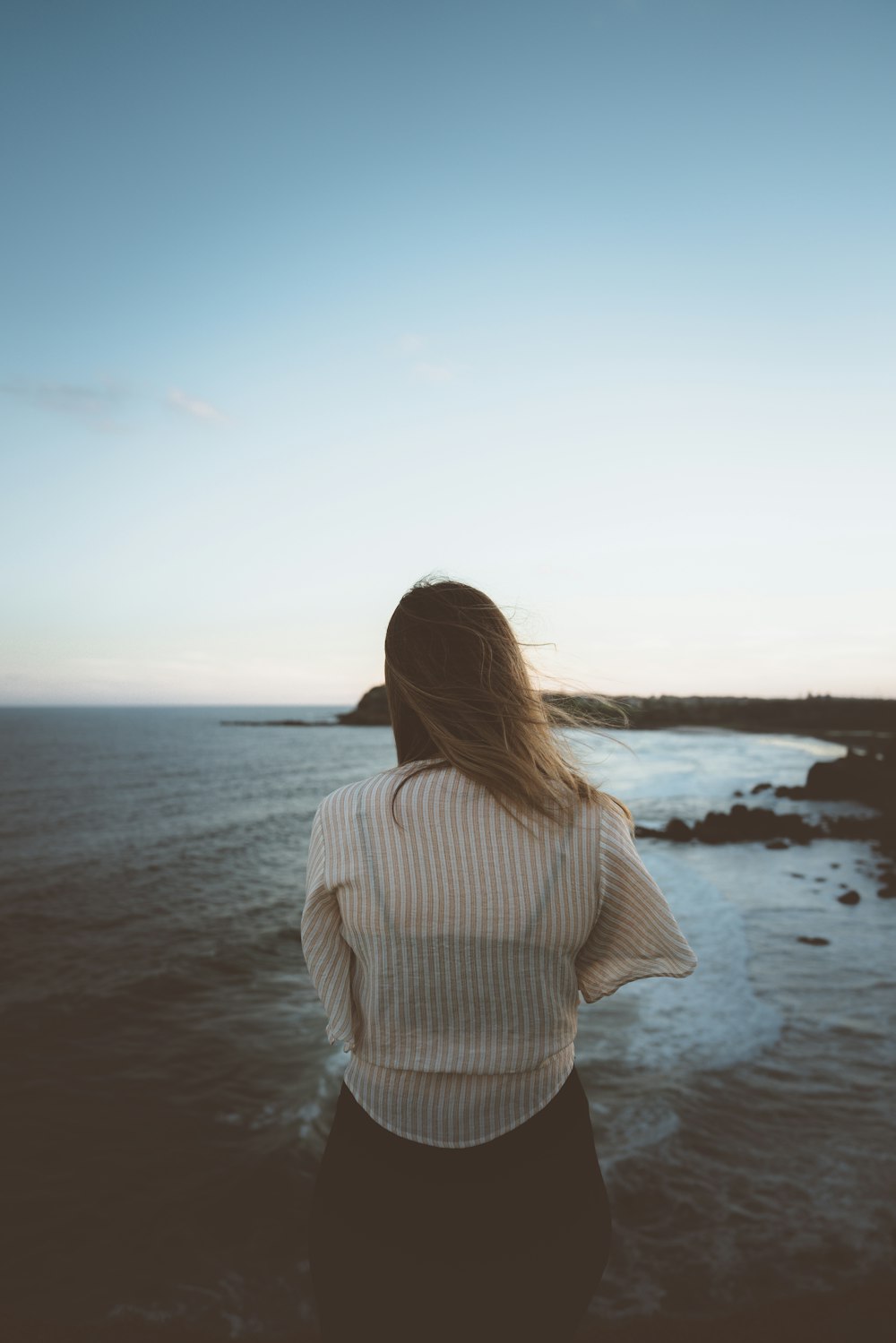 femme debout sur le rivage pendant la journée