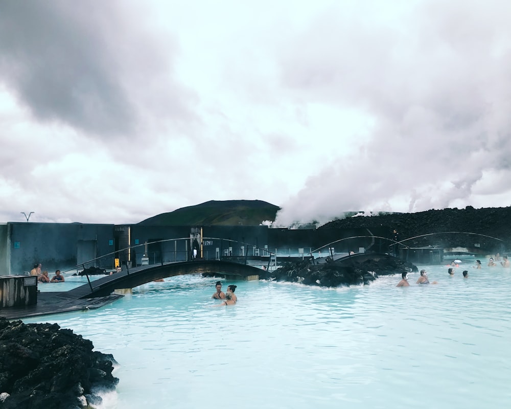 gente en la laguna azul de Islandia