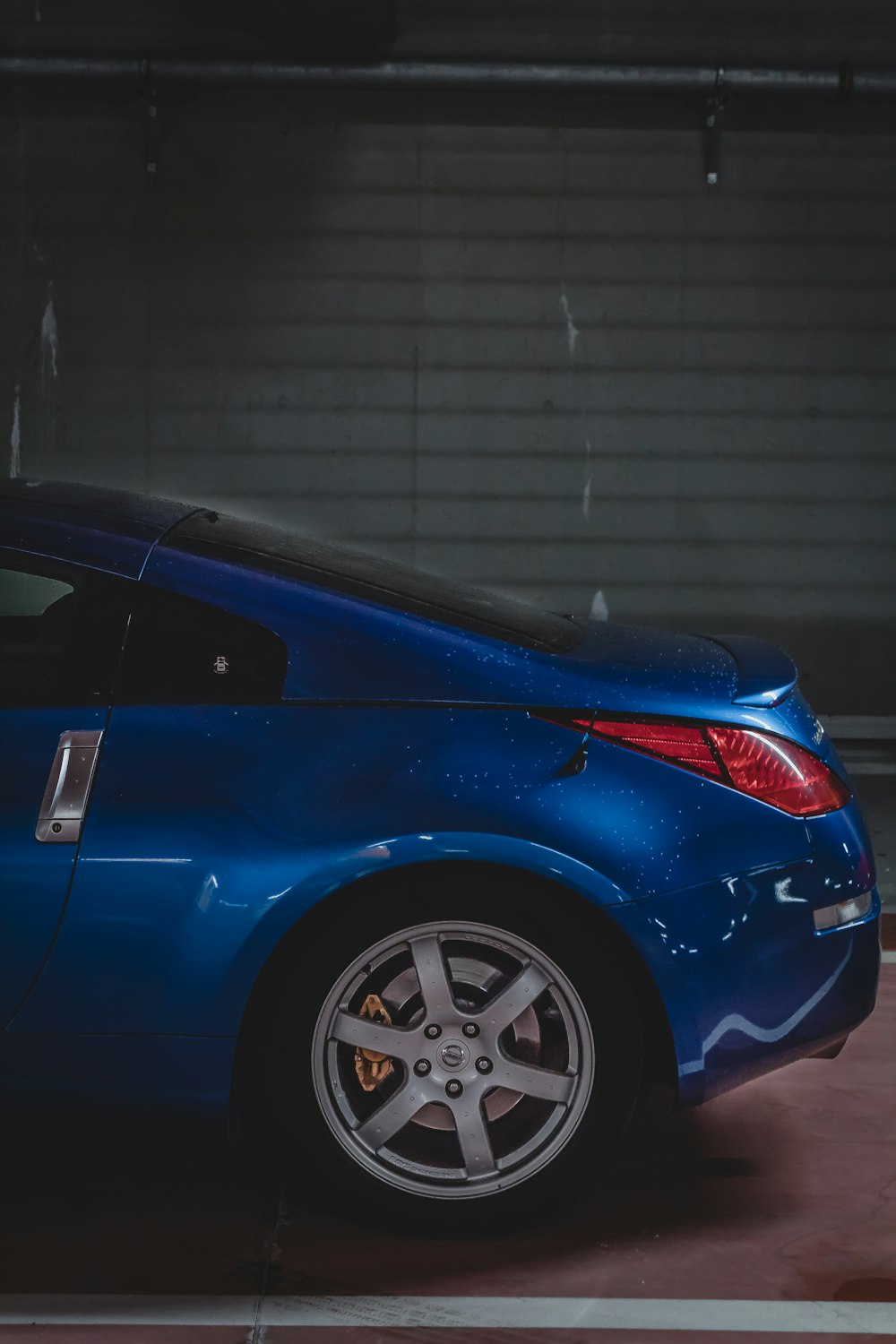 青い車の浅い焦点の写真