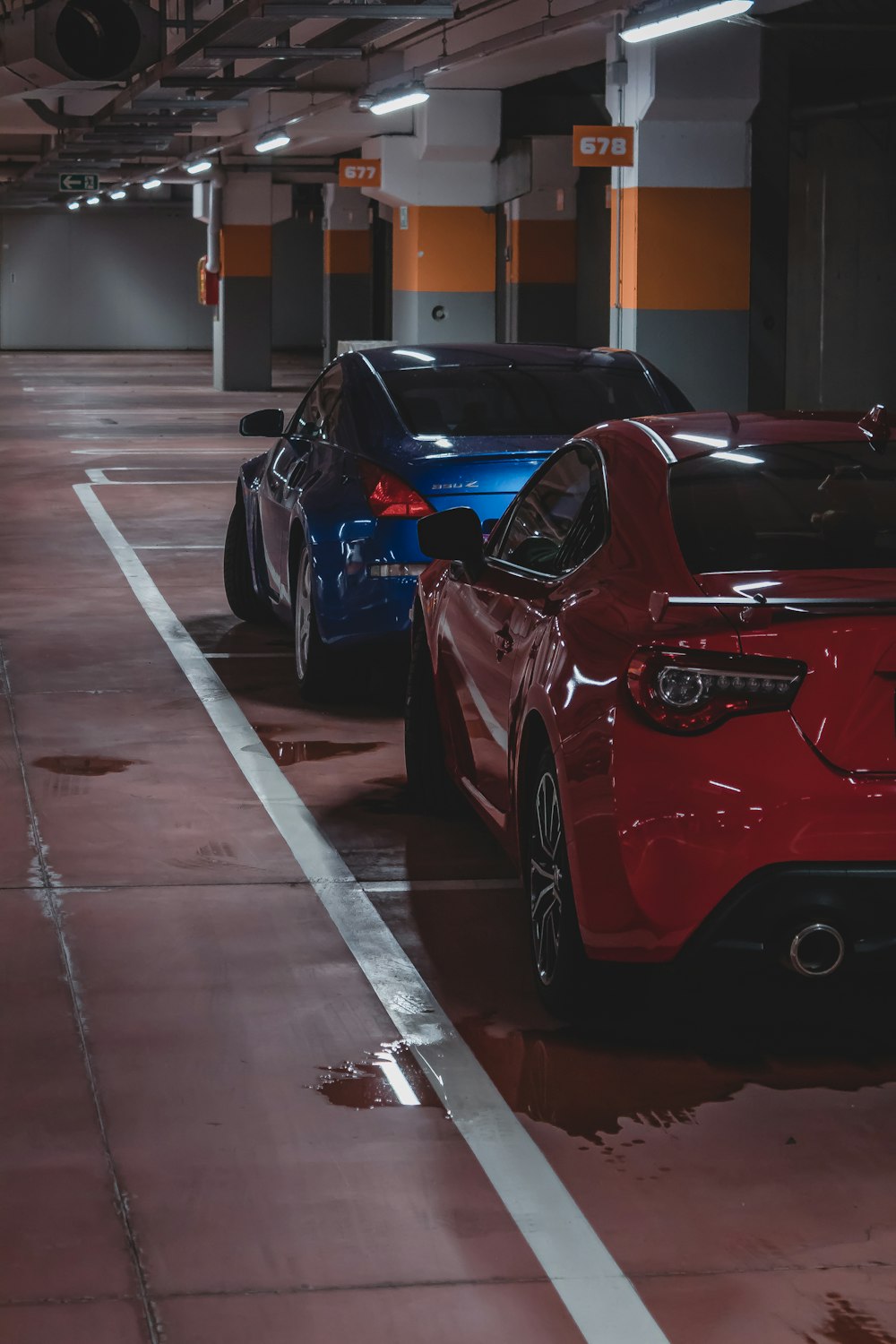 blaue und rote Autos