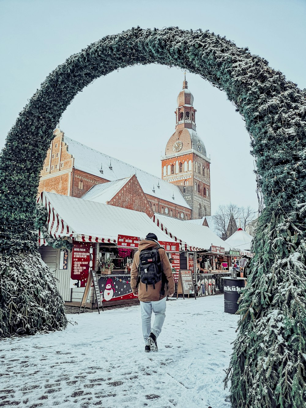 Ein Mann, der durch einen schneebedeckten Park geht