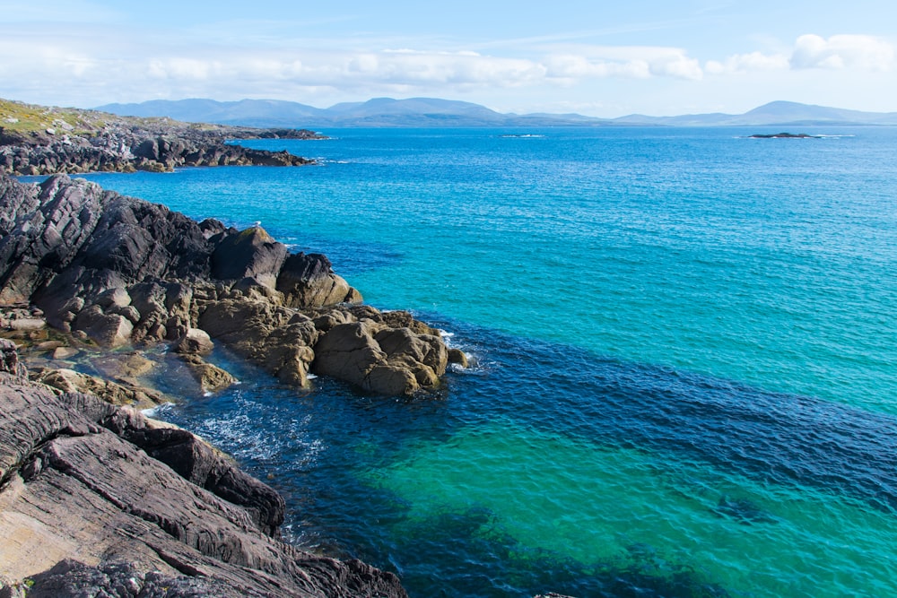 mare vicino alle rocce sull'isola