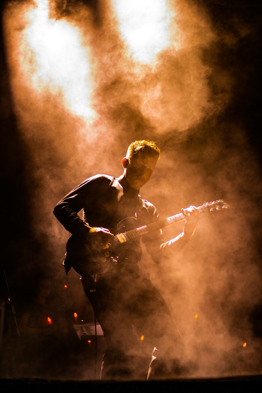 uomo che suona la chitarra fotografia