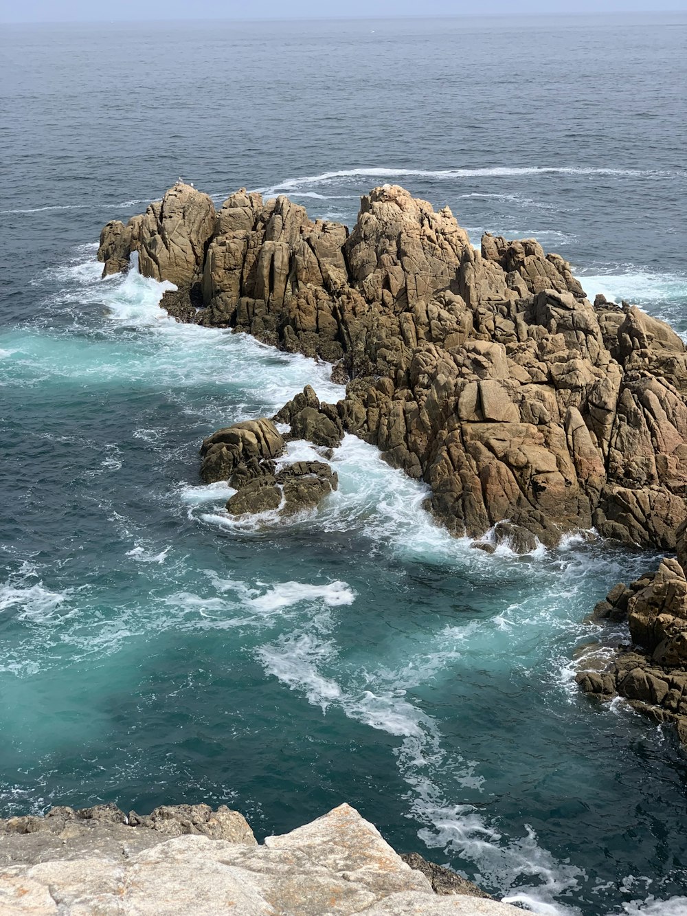 ilha rochosa marrom da montanha durante o dia