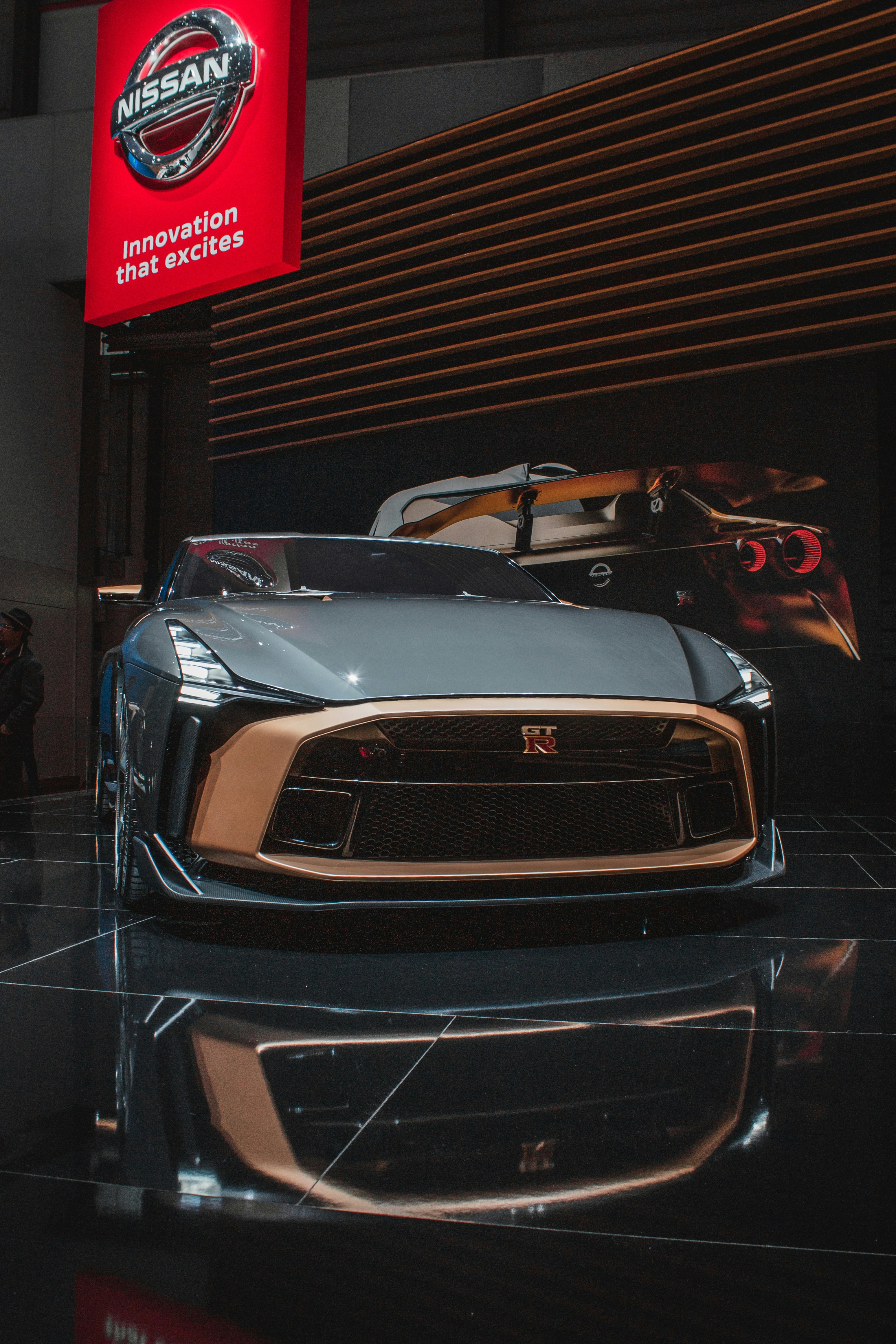 青いスポーツカーの写真 Unsplashの無料グレー写真