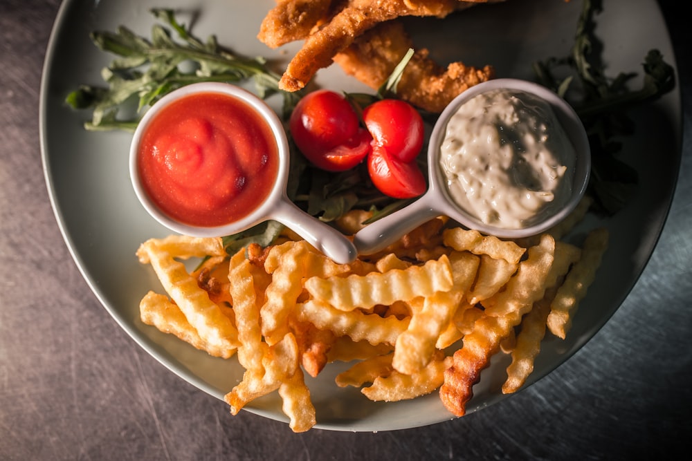 fried fries with sauce