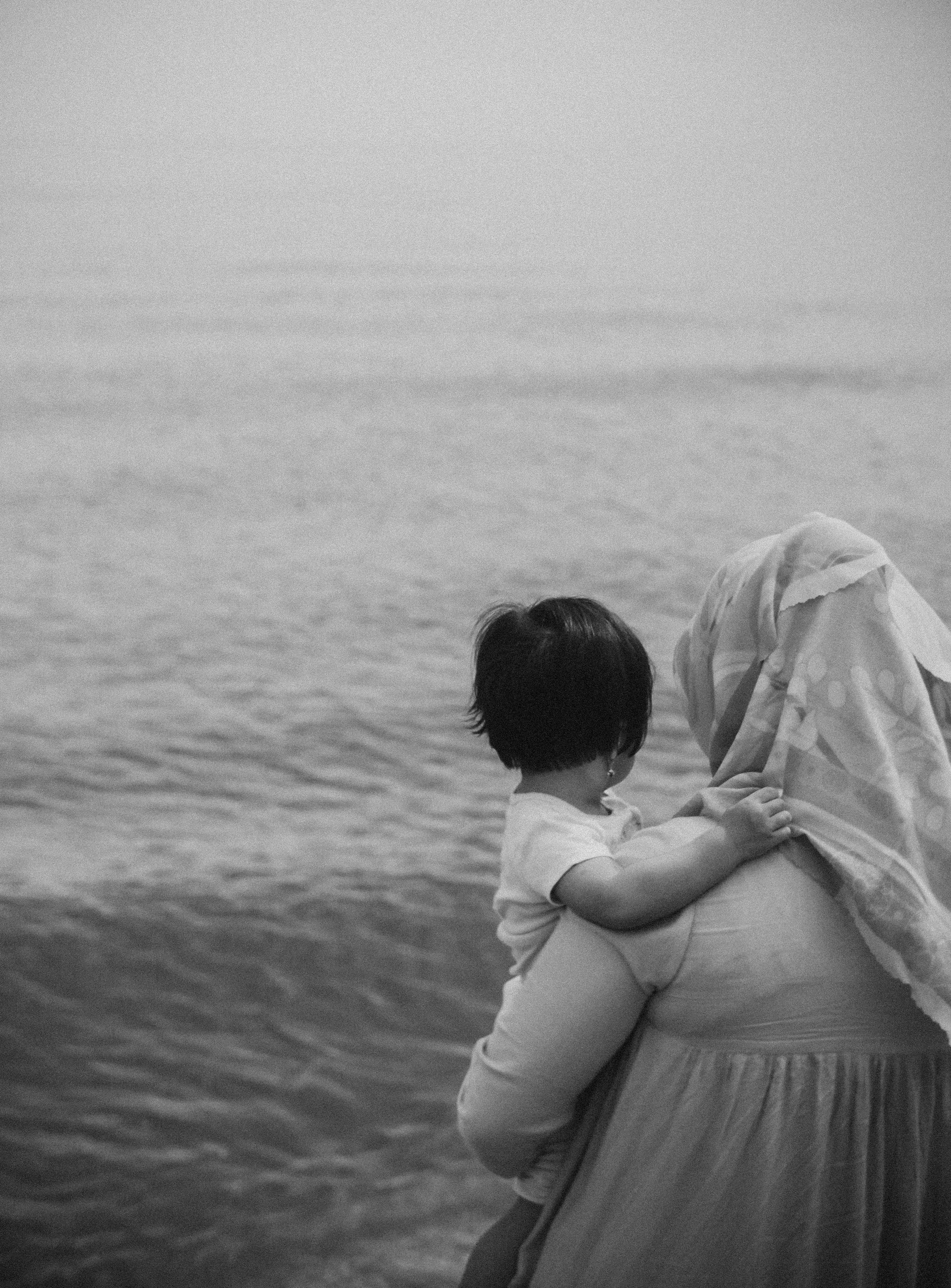 orang yang menggendong bayi