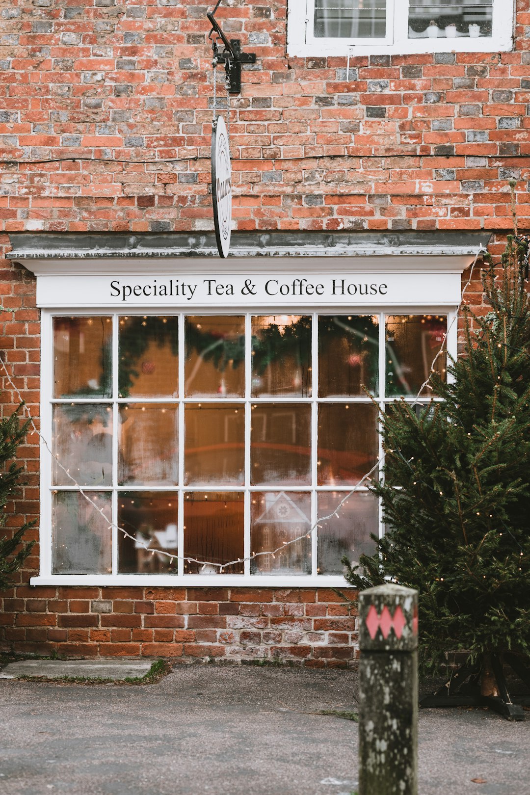 white wooden framed and clear glass window pane