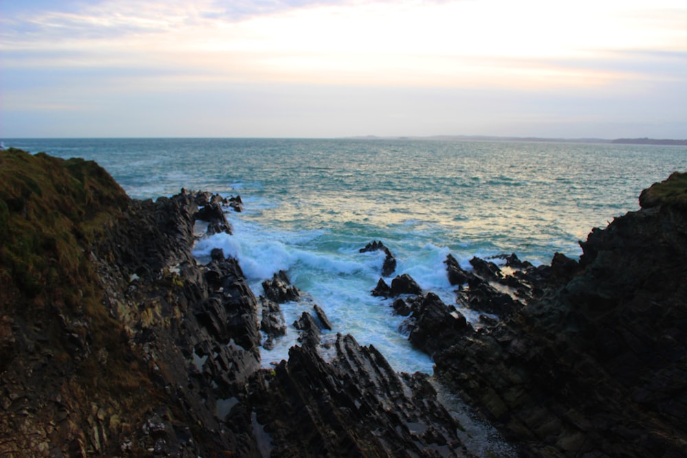 falésia que vê o mar azul sob o céu branco e azul