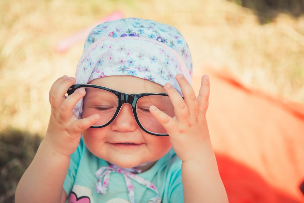 眼鏡をかけた赤ちゃんのセレクティブフォーカス撮影