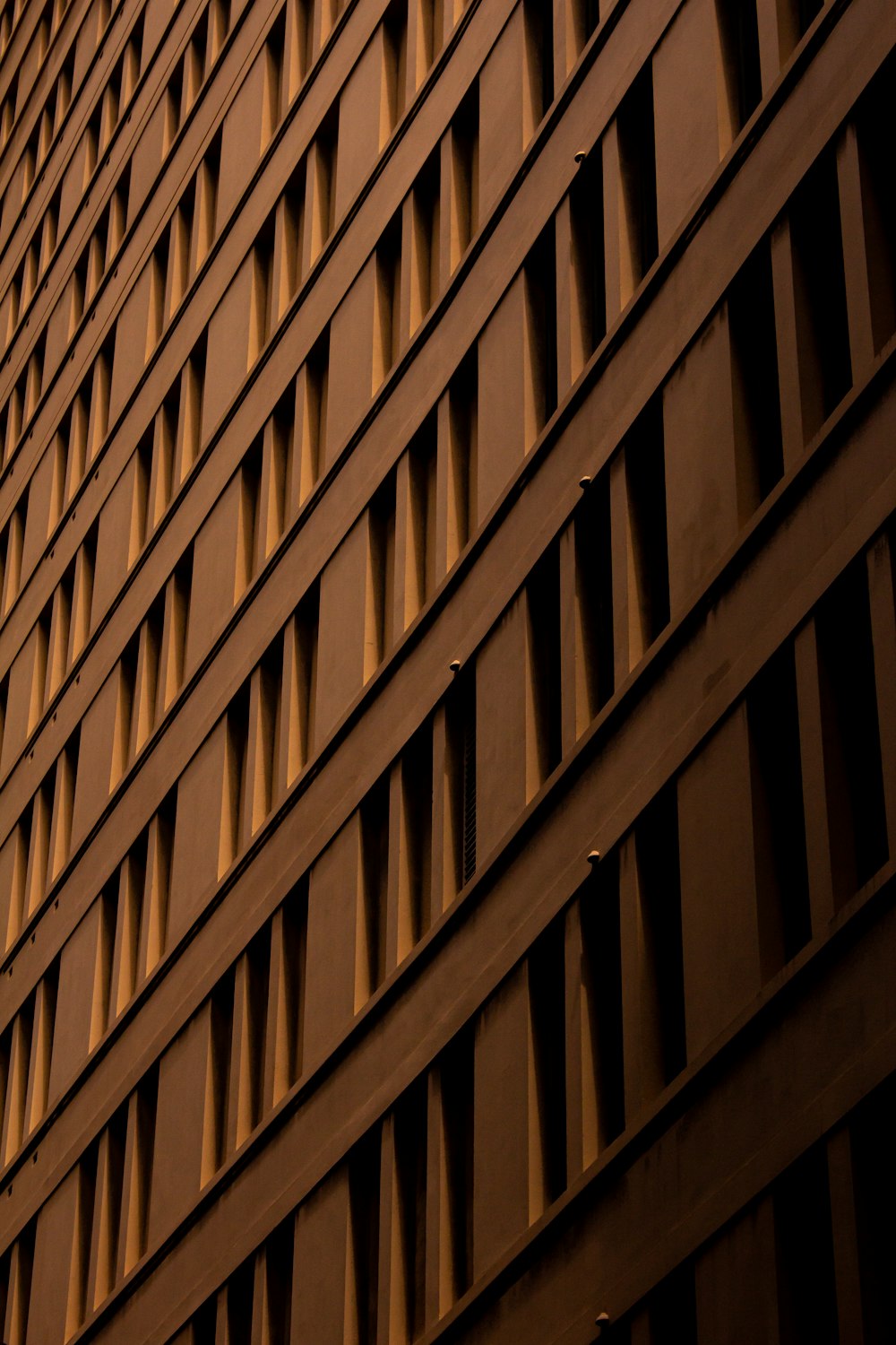 茶色の建物の浅い焦点の写真