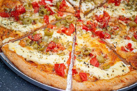 Fusion pizza topped with tikka masala 