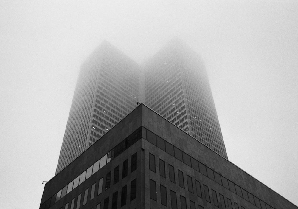 회색 건물의 웜 뷰 사진