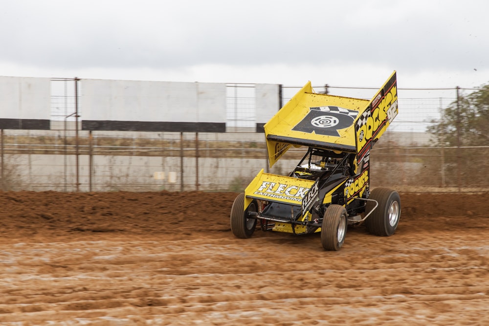 carro Sprint amarelo correndo na pista de corrida