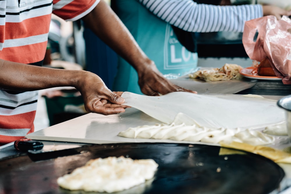 homme touchant le drap près des aliments