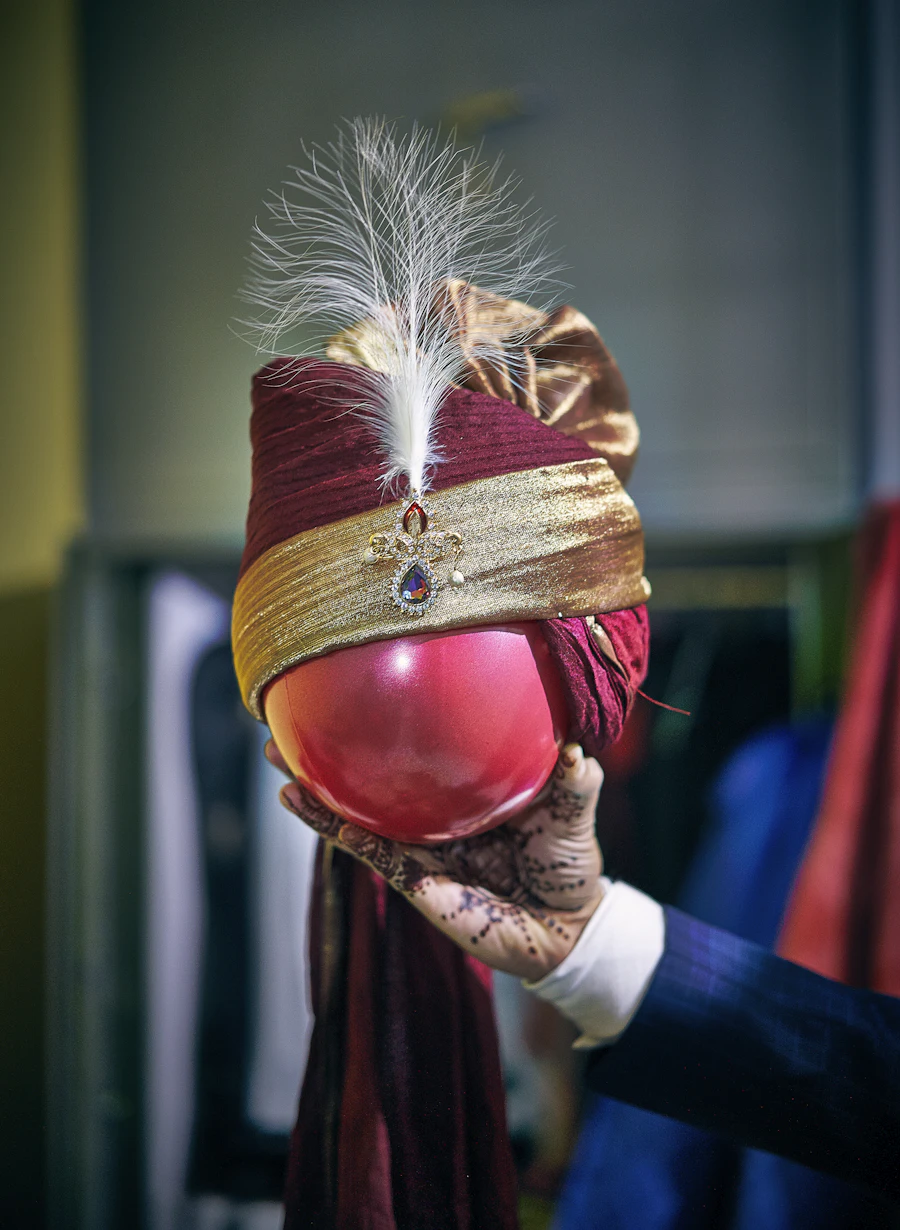 Kundan kalgi turban ornament with feather