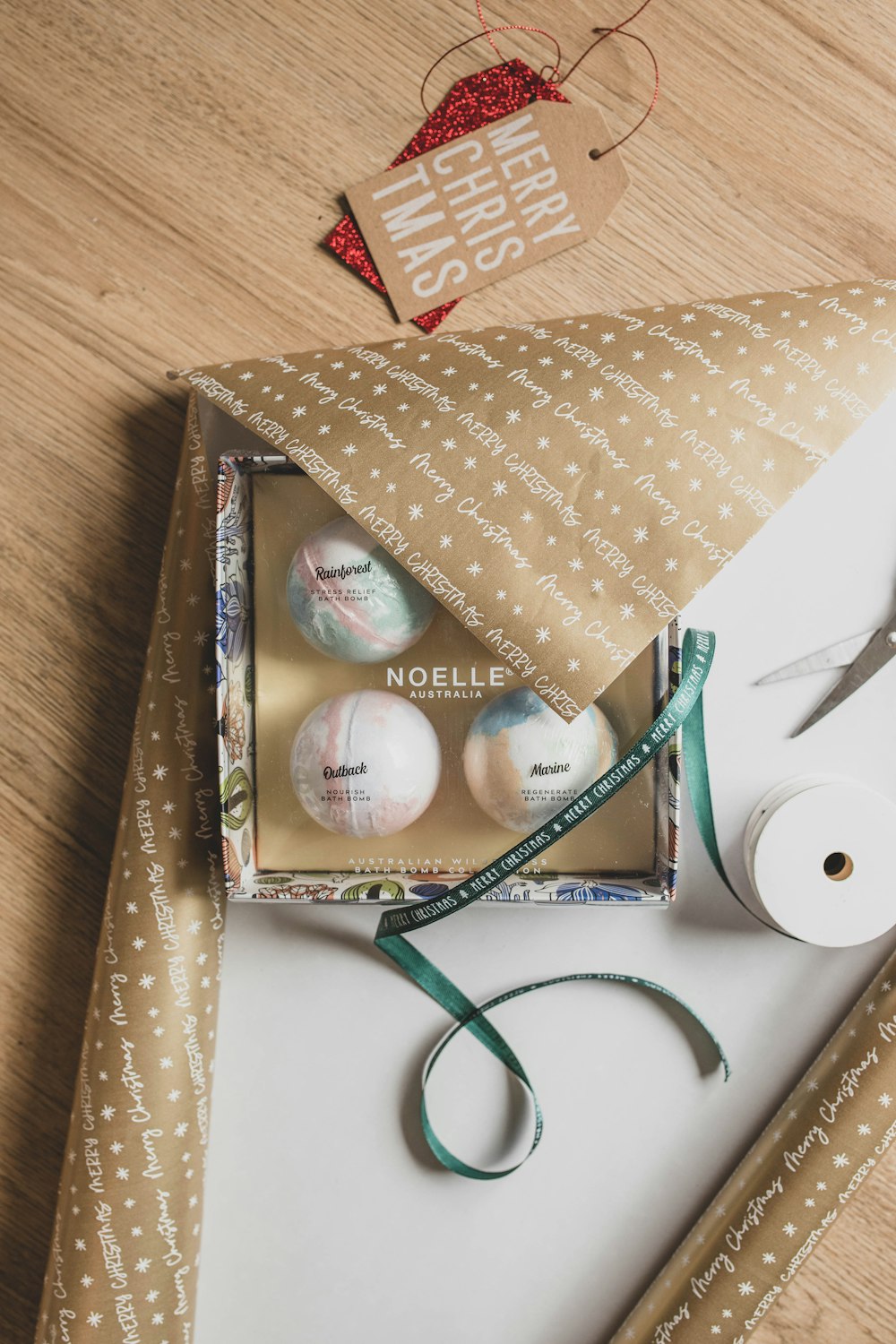 Noelle 4-piece bauble set box on table