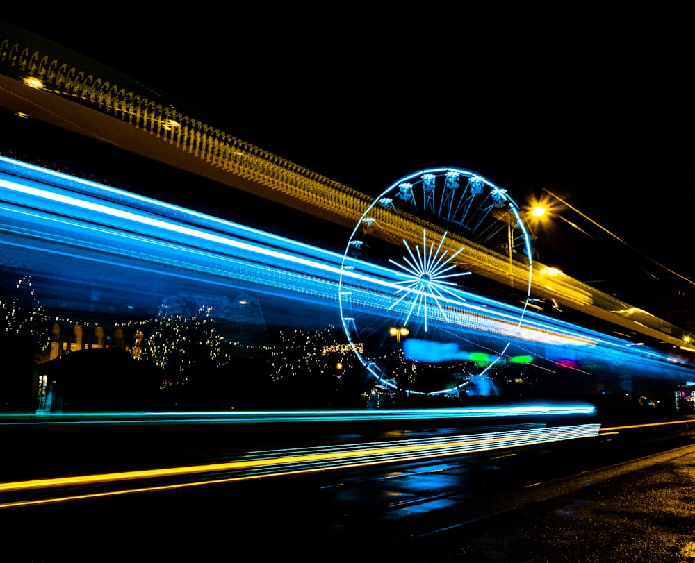 foto time lapse della ruota panoramica durante la notte