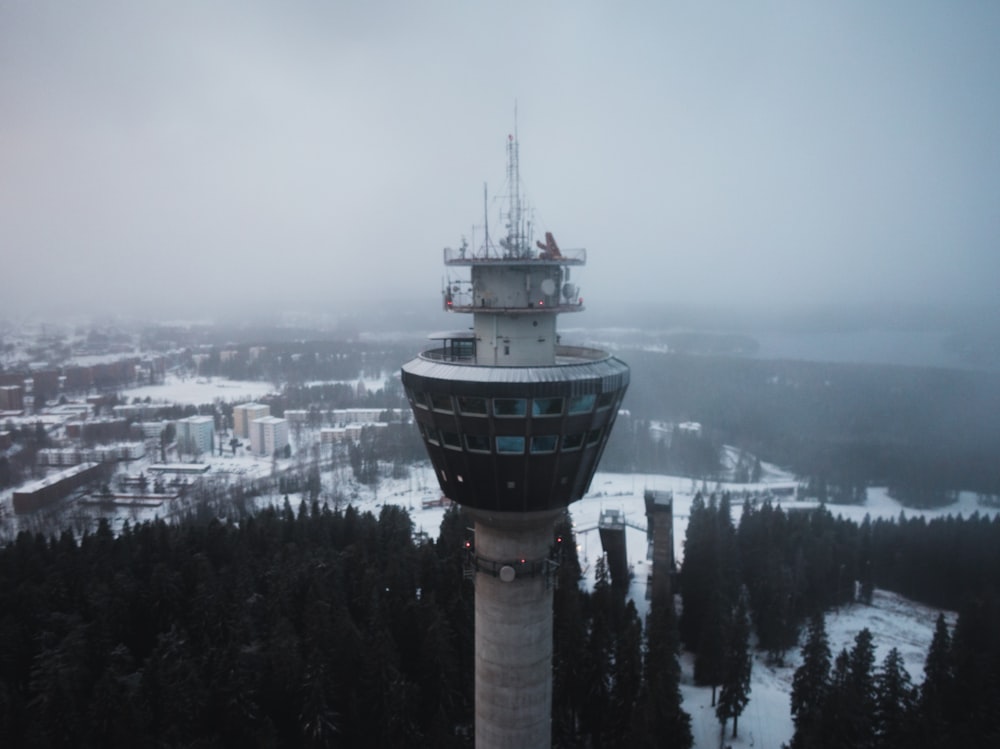 torre di comunicazione grigia